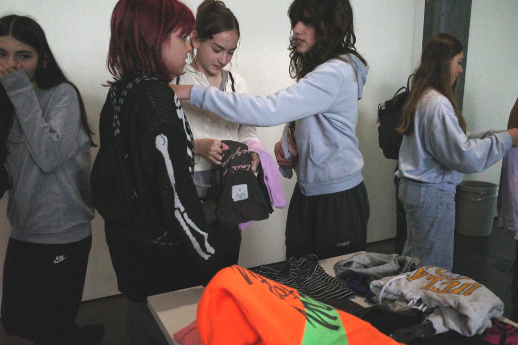 Freitag, 17.05.2024, Tauschbörse von mitgebrachten Kleidern.